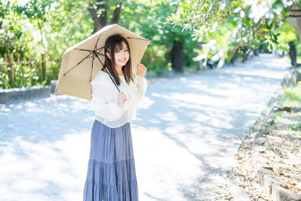 傘をさして喜ぶ女性
