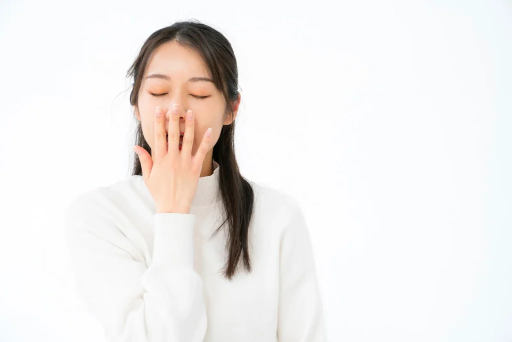 欠伸をする女性