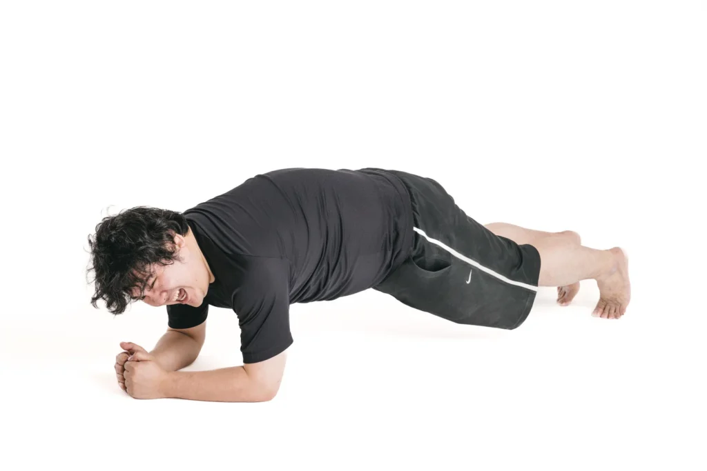 キントレをする男