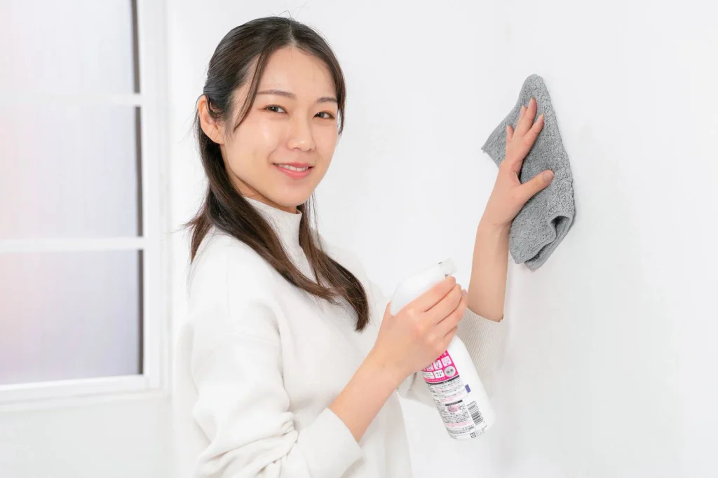 雑巾で掃除をする女性