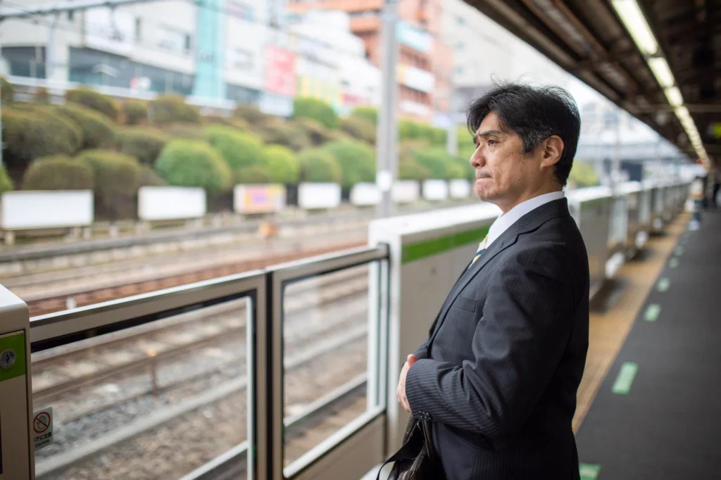 電車を待つ男性